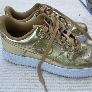 Nike Wmns Air Force 1 Low Metallic Gold Sneaker